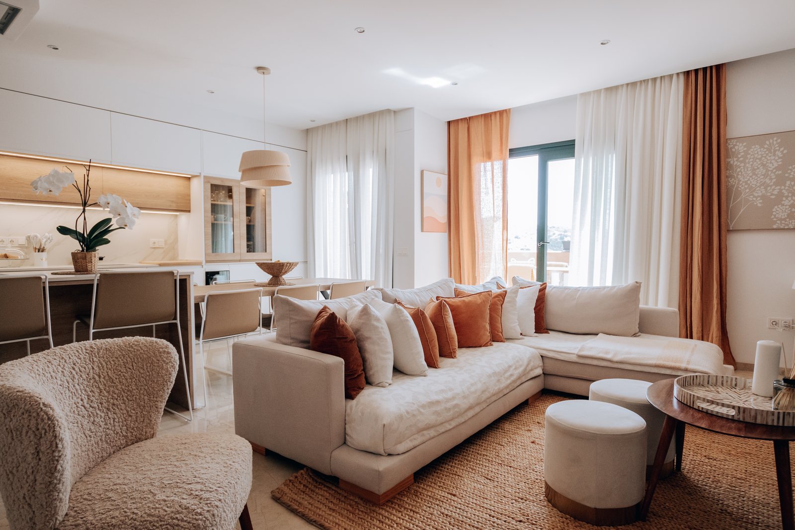 Salón cálido con cortinas